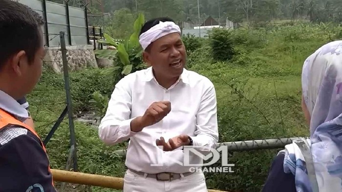 Dedi Mulyadi saat mengunjungi pabrik air mineral di Subang