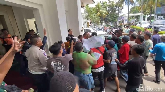 Demo pemilik dan sopir angkot di Balai Kota Bogor berlangsung ricuh. Massa melempar hingga mengejar sejumlah petugas Dishub Kota Bogor. (M Sholihin/detikcom)