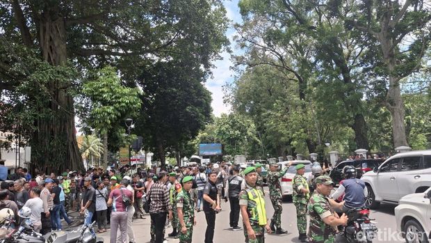 Demo pemilik dan sopir angkot di Balai Kota Bogor berlangsung ricuh. Massa melempar hingga mengejar sejumlah petugas Dishub Kota Bogor. (M Sholihin/detikcom)