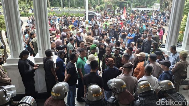 Demo pemilik dan sopir angkot di Balai Kota Bogor berlangsung ricuh. Massa melempar hingga mengejar sejumlah petugas Dishub Kota Bogor. (M Sholihin/detikcom)