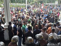 Momen Petugas Dishub Bogor Dikejar-Dilempari Massa Demo Sopir Angkot