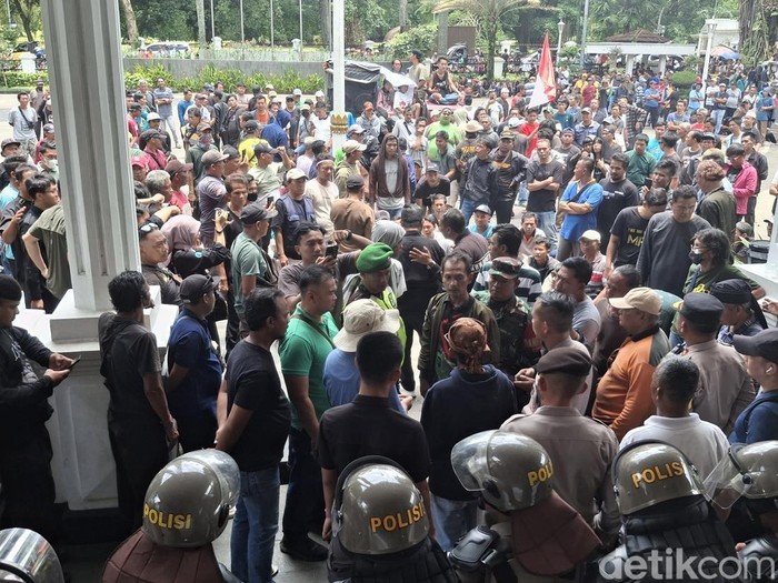 Demo pemilik dan sopir angkot di Balai Kota Bogor berlangsung ricuh. Massa melempar hingga mengejar sejumlah petugas Dishub Kota Bogor. (M Sholihin/detikcom)