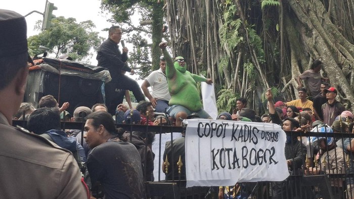Massa sopir demo menolak pembatasan usia angkutan kota (angkot) membubarkan diri meski tidak sempat ditemui Wali Kota Bogor Dedie Rachim, di Balai Kota Bogor, Kamis (23/10/2025).