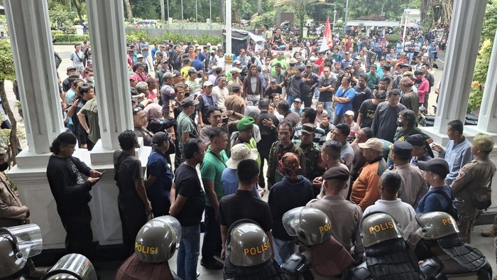 Massa sopir demo menolak pembatasan usia angkutan kota (angkot) membubarkan diri meski tidak sempat ditemui Wali Kota Bogor Dedie Rachim, di Balai Kota Bogor, Kamis (23/10/2025).