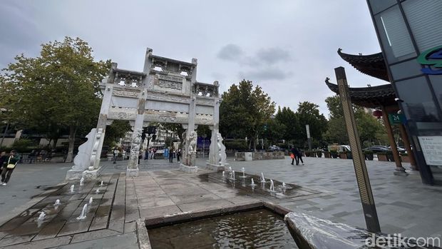 Di tepi Sungai Yangtze, sekitar 350 km dari Shanghai, berdiri sebuah kota tua yang kini menjadi magnet wisata baru di Tiongkok Timur, Wuhu Ancient City.