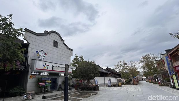 Di tepi Sungai Yangtze, sekitar 350 km dari Shanghai, berdiri sebuah kota tua yang kini menjadi magnet wisata baru di Tiongkok Timur, Wuhu Ancient City.