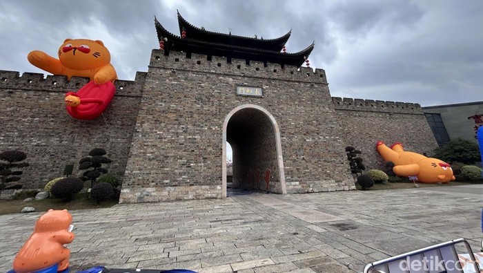 Di tepi Sungai Yangtze, sekitar 350 km dari Shanghai, berdiri sebuah kota tua yang kini menjadi magnet wisata baru di Tiongkok Timur, Wuhu Ancient City.