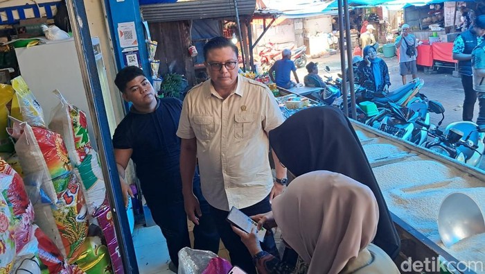 Direktur Pengawasan Penerapan Standar Keamanan dan Mutu Pangan Bapanas Brigjen Hermawan saat sidak di Pasar Pabaeng-baeng, Makassar.