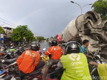 Sambat Ojol Tak Bisa Kirim Orderan gegara Banjir Kaligawe Semarang