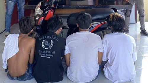 Empat pemuda penodong pengunjung dan pemilik kafe menggunakan senpi rakitan di Kota Bima, NTB, ditangkap polisi, Kamis (23/10/2025). (Dok. Polsek Rasanae Barat)