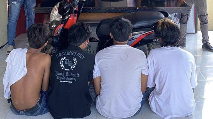 Empat pemuda penodong pengunjung dan pemilik kafe menggunakan senpi rakitan di Kota Bima, NTB, ditangkap polisi, Kamis (23/10/2025). (Dok. Polsek Rasanae Barat) Empat pemuda penodong pengunjung dan pemilik kafe menggunakan senpi rakitan di Kota Bima, NTB, ditangkap polisi, Kamis (23/10/2025). (Dok. Polsek Rasanae Barat)