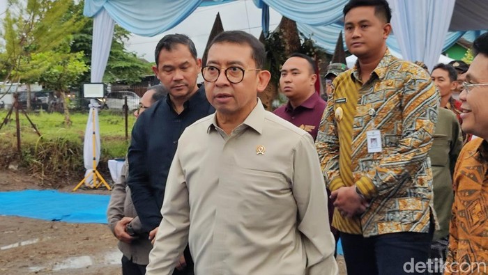 Menteri Kebudayaan Fadli Zon saat berkunjung ke Candi Plaosan, Klaten