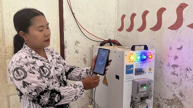 Foto pendukung: Seorang guru saat menggunakan listrik dari perangkat SuperSUN. (Kartika Sari/detikSumut)