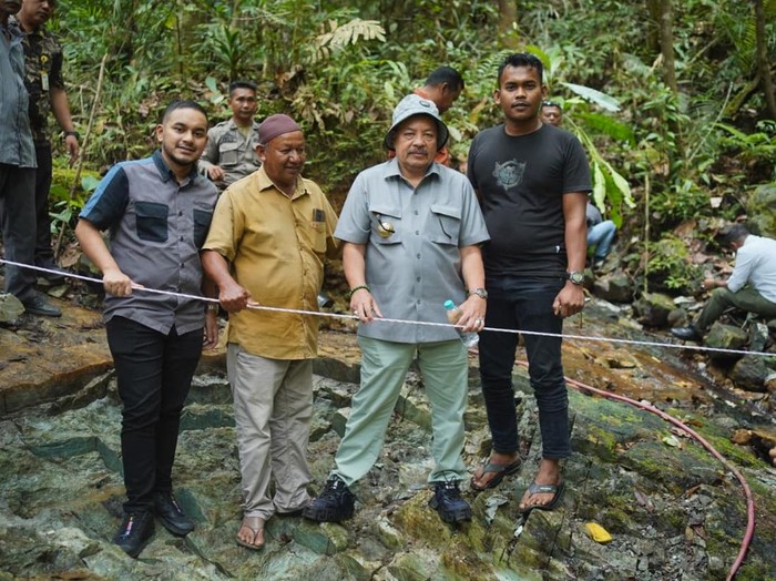 Foto: rombongan Bupati Nagan Raya Teuku Raja Keumangan berdiri di atas batu giok raksasa yang baru ditemukan. (Foto: Diskominfo Nagan Raya) Foto: rombongan Bupati Nagan Raya Teuku Raja Keumangan berdiri di atas batu giok raksasa yang baru ditemukan. (Foto: Diskominfo Nagan Raya)