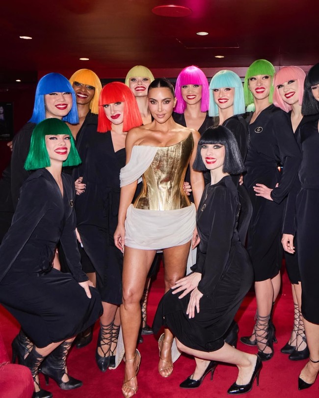 Tak hanya di Paris, gaya mewah Kardashian juga mencuri perhatian pada pemutaran perdana serial Hulu di Los Angeles pada 16 Oktober lalu. Ia mengenakan gaun Schiaparelli Haute Couture berbahan satin nude yang dilapisi tulle hitam transparan, menampilkan siluet dramatis dengan rok drapery, pinggang korset, dan kerah halter yang menawan. (Foto: Instagram/@kimkardashian)