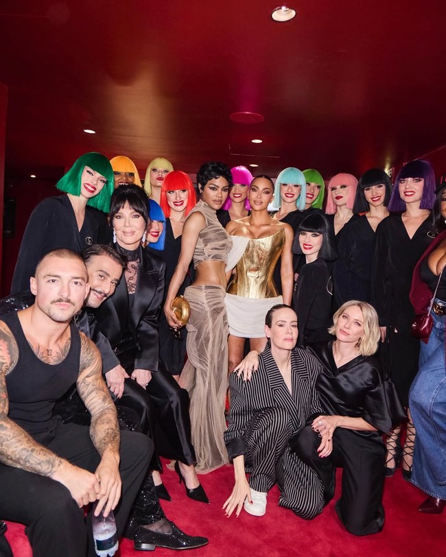 Kardashian belakangan memang kerap memilih koleksi vintage di berbagai kesempatan. Dalam rangkaian tur ‘All’s Fair’ di Paris, ia sempat tampil mengenakan gaun rancangan John Galliano untuk Dior, berwarna mint dengan potongan asimetris dari sutra bertekstur dan detail kerah lancip. (Foto: Instagram/@kimkardashian)
