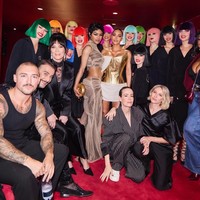 Kardashian belakangan memang kerap memilih koleksi vintage di berbagai kesempatan. Dalam rangkaian tur ‘All’s Fair’ di Paris, ia sempat tampil mengenakan gaun rancangan John Galliano untuk Dior, berwarna mint dengan potongan asimetris dari sutra bertekstur dan detail kerah lancip. (Foto: Instagram/@kimkardashian)