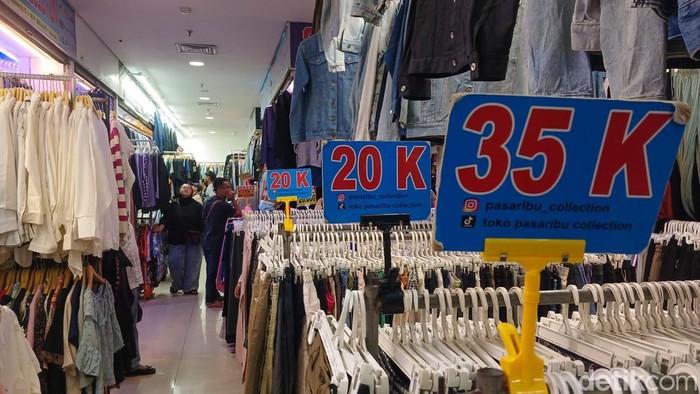 Pengunjung membeli pakaian impor bekas di kawasan Jakarta, Kamis (23/10/2025). Menkeu Purbaya Yudhi Sadewa bakal menggalakkan lagi aturan pelarangan impor bal pakaian bekas dalam karung atau balpres. Pelaku impor pakaian bekas akan mendapat hukuman t