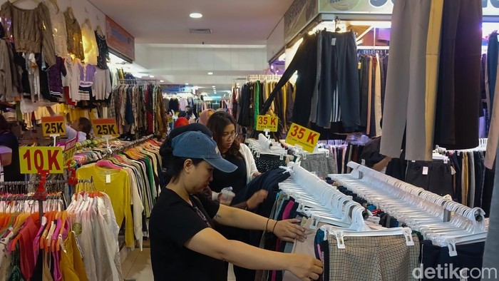 Geliat Pasar Pakaian Bekas di Tengah Bayang Larangan Impor Pemerintah Pengunjung membeli pakaian impor bekas di kawasan Jakarta, Kamis (23/10/2025). Menkeu Purbaya Yudhi Sadewa bakal menggalakkan lagi aturan pelarangan impor bal pakaian bekas dalam karung atau balpres. Pelaku impor pakaian bekas akan mendapat hukuman tambahan berupa denda.