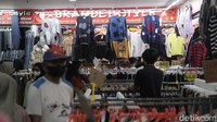 Suasana salah satu lokasi thrifting di Jakarta. Purbaya menjelaskan, selama ini penegakan hukum terhadap praktik tersebut hanya berupa pemusnahan barang dan hukum pidana bagi pelakunya. Purbaya menilai hal itu cenderung merugikan pemerintah sebab negara harus menggelontorkan uang dalam eksekusinya. Suasana salah satu lokasi thrifting di Jakarta. Purbaya menjelaskan, selama ini penegakan hukum terhadap praktik tersebut hanya berupa pemusnahan barang dan hukum pidana bagi pelakunya. Purbaya menilai hal itu cenderung merugikan pemerintah sebab negara harus menggelontorkan uang dalam eksekusinya.