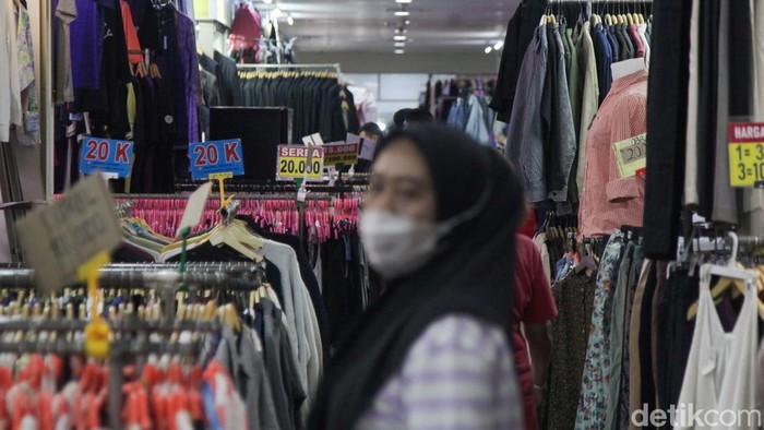 Pengunjung membeli pakaian impor bekas di kawasan Jakarta, Kamis (23/10/2025). Menkeu Purbaya Yudhi Sadewa bakal menggalakkan lagi aturan pelarangan impor bal pakaian bekas dalam karung atau balpres. Pelaku impor pakaian bekas akan mendapat hukuman tambahan berupa denda.