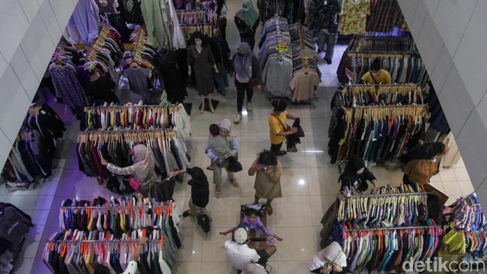 Geliat Pasar Pakaian Bekas di Tengah Bayang Larangan Impor Pemerintah Pengunjung membeli pakaian impor bekas di kawasan Jakarta, Kamis (23/10/2025). Menkeu Purbaya Yudhi Sadewa bakal menggalakkan lagi aturan pelarangan impor bal pakaian bekas dalam karung atau balpres. Pelaku impor pakaian bekas akan mendapat hukuman tambahan berupa denda.
