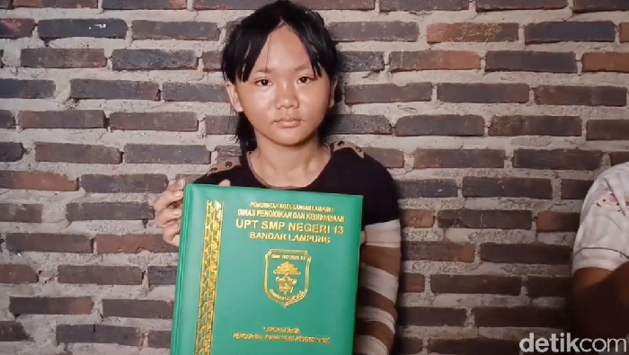 Seorang siswi di Bandar Lampung bernama Gina Dwi Sartika terpaksa berhenti sekolah karena kerap dibully teman-temannya. Gina sering dihina karena pekerjaan orang tuanya sebagai pemulung.

Kepala Sekolah SMPN 13 Bandar Lampung, Amaroh, menyebut, pihaknya sudah berusaha melarang Gina untuk putus sekolah. Katanya, orang tuanya ingin Gina pindah sekolah, tapi ternyata malah mulung.
