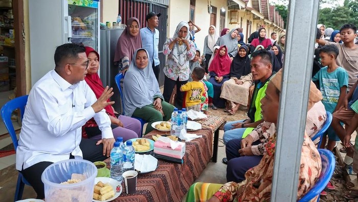 Gubernur Banten Andra Soni bersama warga Lebak