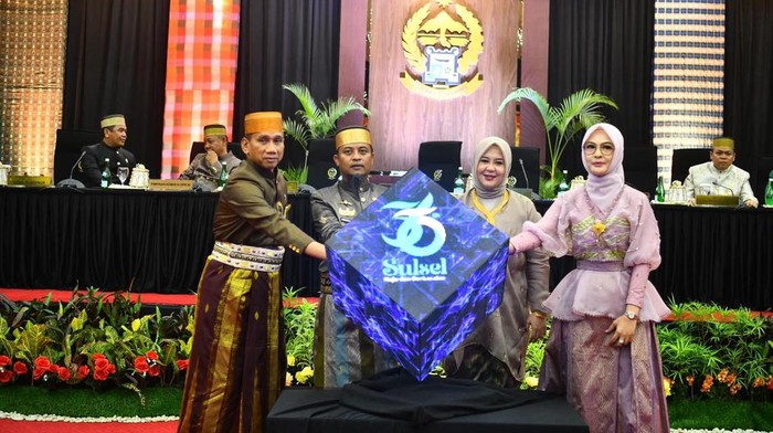 Gubernur dan Wakil Gubernur Sulsel, Andi Sudirman Sulaiman-Fatmawati Rusdi meluncurkan MYP Rp 3,7 triliun. Gubernur dan Wakil Gubernur Sulsel, Andi Sudirman Sulaiman-Fatmawati Rusdi meluncurkan MYP Rp 3,7 triliun.