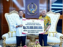 Gubernur Sulsel Salurkan Bantuan Infrastruktur-UMKM Rp 20 Miliar di Pinrang