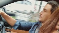 Pada slide selanjutnya, Hamish mengunggah momen selfie Raisa yang memperlihatkannya sedang menyetir. Foto: Instagram @hamishdw