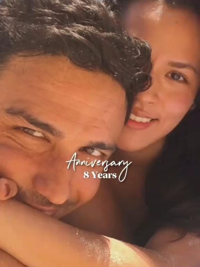 Hamish Daud Foto dalam kolase yang diunggah Hamish Daud dalam rangka anniversary ke-8 pernikahan dengan Raisa.