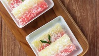 Kue lapis umumnya terbuat dari tepung sagu, tapi yang satu ini dicampurkan singkong. Kue lapis singkong ini memiliki dibuat tampilan warna-warni cantik. Foto: Getty Images/iStockphoto