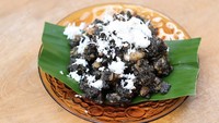 Gatot merupakan bahan makanan yang terbuat dari singkong kering (gaplek) yang telah berwarna hitam, kemudian direbus. Biasanya gatot disajikan dengan kelapa parut yang gurih. Foto: Getty Images/iStockphoto