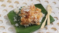 Sawut juga termasuk jajanan tradisional dari singkong yang gluten free (bebas gluten). Berupa singkong yang diparut kasar kemudian dicampurkan gula merah dan dikukus sampai matang, lalu disajikan dengan topping kelapa parut. Foto: Getty Images/iStockphoto