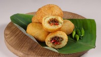 Teman misro ada combro, yaitu gorengan berbahan singkong parut dan tepung sagu yang diberikan isian oncom pedas. Paling enak dinikmati saat masih panas dengan tambahan cabe rawit. Foto: Getty Images/iStockphoto