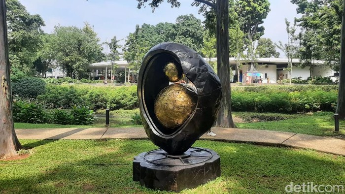Jakarta Artmosphere, pameran seni terbuka yang menampilkan berbagai karya seni dari seniman lokal, digelar tanggal 18-26 Oktober 2025 di Tebet Eco Park.