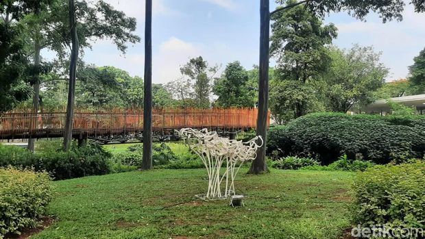 Jakarta Artmosphere, pameran seni terbuka yang menampilkan berbagai karya seni dari seniman lokal, digelar tanggal 18-26 Oktober 2025 di Tebet Eco Park.