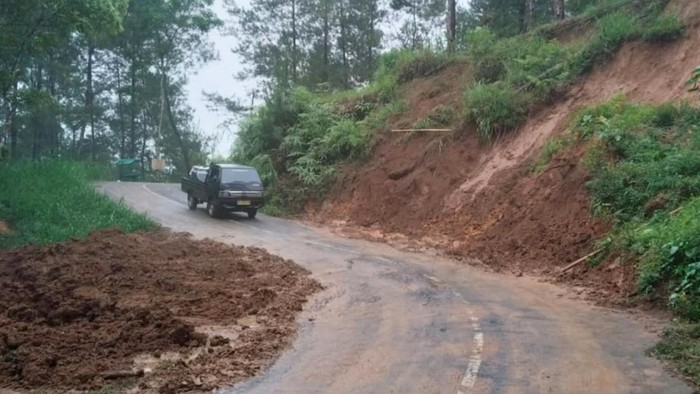 Jalur Tulungagung-Trenggalek Sempat Tertutup Longsor 12 Jam