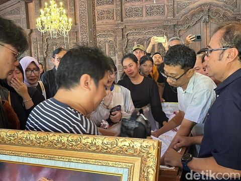 Jenazah dalang Ki Anom Suroto tiba di rumah duka di Makamhaji, Sukoharjo, Kamis (23/10/2025).