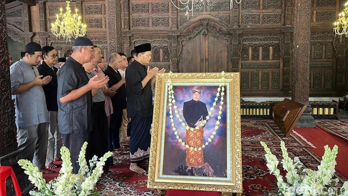 Jenazah dalang Ki Anom Suroto tiba di rumah duka di Makamhaji, Sukoharjo, Kamis (23/10/2025).
