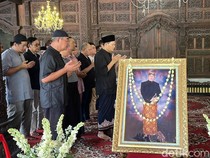 Alunan Gamelan Iringi Pemberangkatan Jenazah Ki Anom Suroto ke Makam