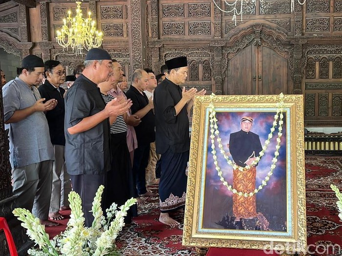 Jenazah dalang Ki Anom Suroto tiba di rumah duka di Makamhaji, Sukoharjo, Kamis (23/10/2025).
