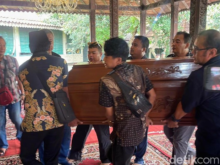 Jenazah dalang Ki Anom Suroto tiba di rumah duka di Makamhaji, Sukoharjo, Kamis (23/10/2025).