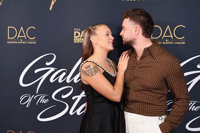 “Kamu menunjukkan bahwa kebaikan bukan kelemahan, melainkan keberanian. Secara pribadi, aku sangat bersyukur karena kamu telah mengizinkanku menjadi bagian dari hidupmu. Cara kau menyeimbangkan dunia sorotan dengan kepedulian yang tulus sangat menginspirasiku setiap hari untuk menjadi lebih baik dan mencintai lebih dalam,” tambah Chris.  Foto: Getty Images/Robin L Marshall