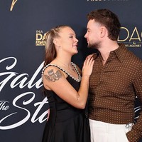 “Kamu menunjukkan bahwa kebaikan bukan kelemahan, melainkan keberanian. Secara pribadi, aku sangat bersyukur karena kamu telah mengizinkanku menjadi bagian dari hidupmu. Cara kau menyeimbangkan dunia sorotan dengan kepedulian yang tulus sangat menginspirasiku setiap hari untuk menjadi lebih baik dan mencintai lebih dalam,” tambah Chris.  Foto: Getty Images/Robin L Marshall