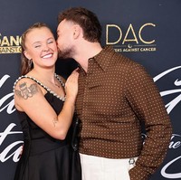 Di moen tersebut, Chris menyerahkan penghargaan untuk JoJo Siwa sambil memberikan pesan cinta manis, sambil menangis. “Kamu menampilkan sisi aslimu, identitasmu, suaramu, nilai-nilaimu, kamu telah mengatakan kepada anak muda untuk berani tampil dan percaya mereka berarti,” ujar Chris dengan suara bergetar.  Foto: Getty Images/Robin L Marshall