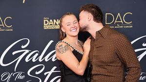 JoJo Siwa & Kekasih Ciuman di Red Carpet, Unkap Pesan Cinta Sambil Nangis