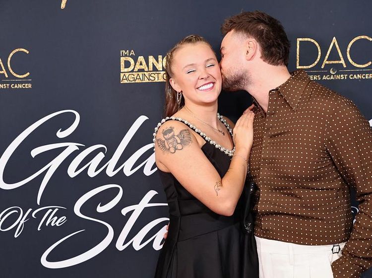JoJo Siwa & Kekasih Ciuman di Red Carpet, Unkap Pesan Cinta Sambil Nangis