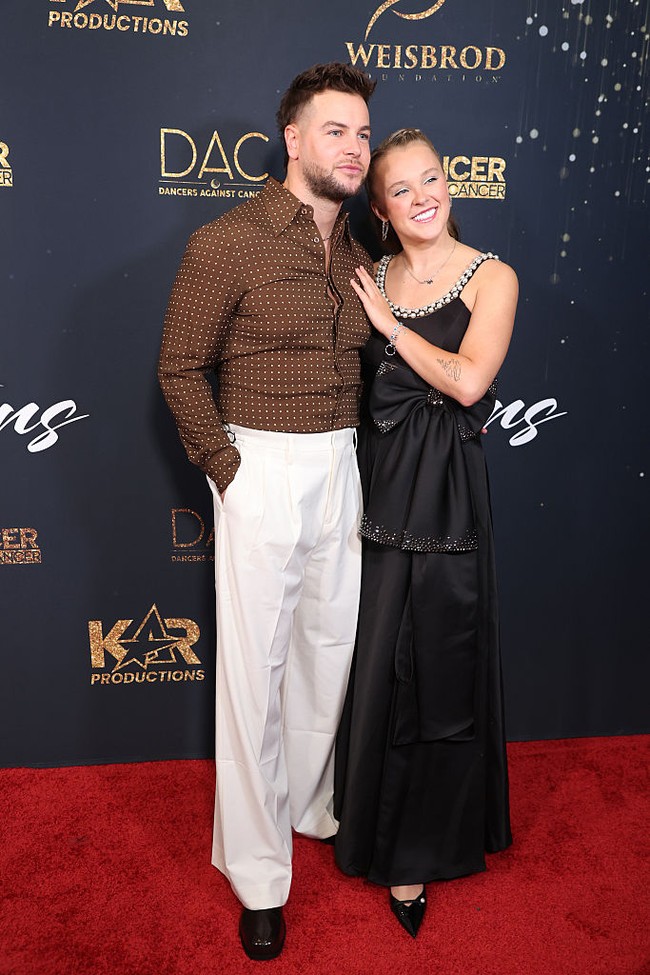 Hubungan asmara antara JoJo Siwa dan Chris Hughes tampaknya semakin serius. Keduanya datang bersama di acara amal Dancers Against Cancer 2025 Gala of the Stars di Los Angeles, AS, sambil pamer kemesraan di karpet merah.  Foto: Getty Images/Robin L Marshall